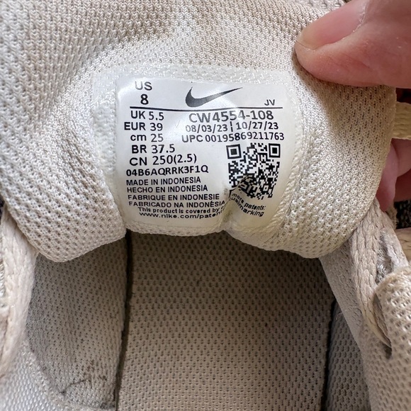 Nike Women's Air Max Sc White and Tan Sneakers
Size 8 - Picture 6 of 6